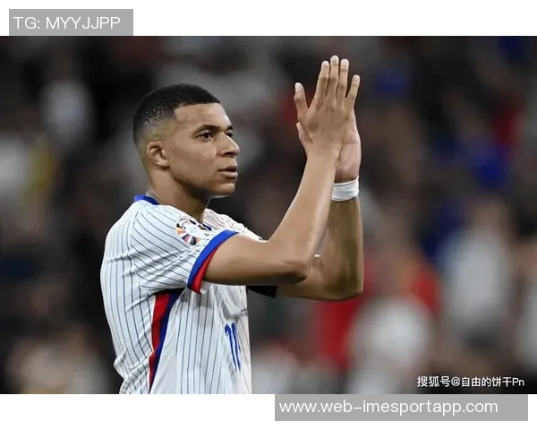 姆巴佩左膝不适与手指骨折仍执意出战展现求战决心