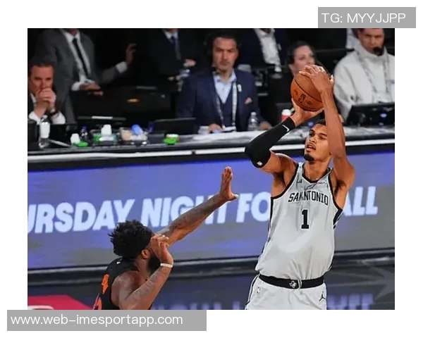 米奇分析文班下半场防守表现显著提升覆盖范围决定比赛走势